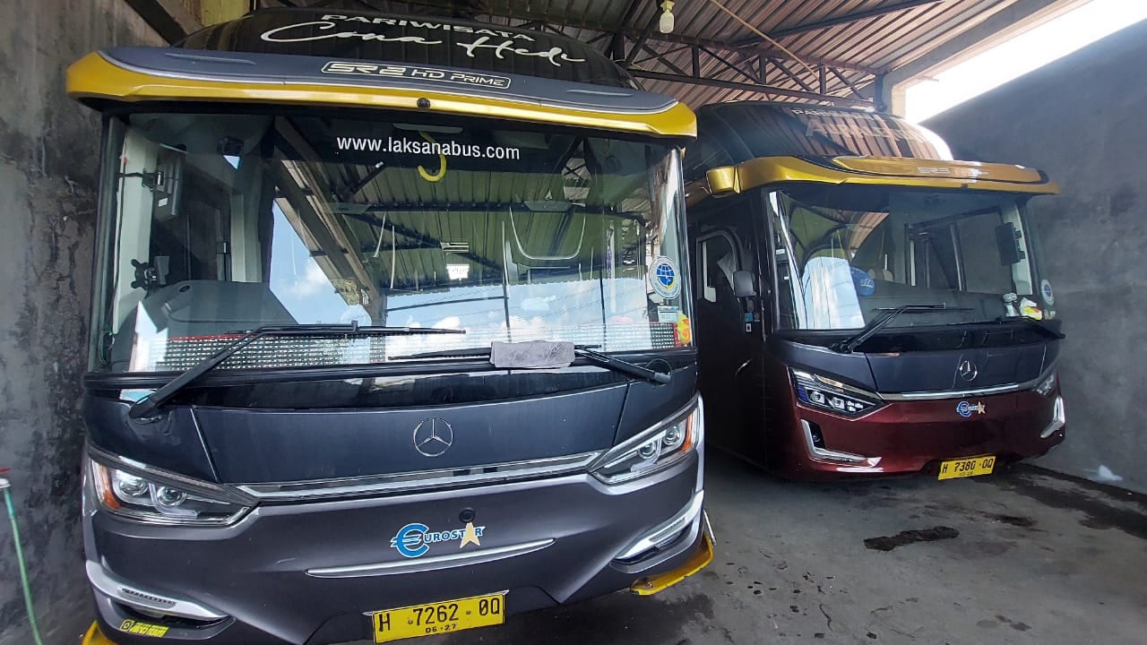 Dua unit armada, Cona Hede berwarna abu-abu gelap dan Auralendra berwarna marun, terparkir berdampingan di garasi